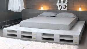 Лаконичная оригинальная кровать из паллет