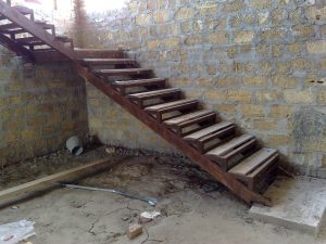Лестница в полдвал должна быть удобной и прочной